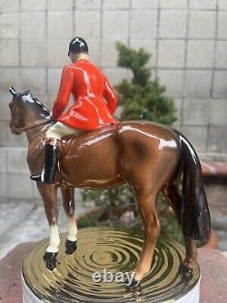 BESWICK(S)#1501 HUNTSMAN RED JACKET WithHOUND DOG In PURSUIT FOX? GreatCond