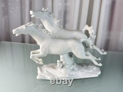Collector's porcelain figurine of horses, 22 x 30 cm, first choice, top