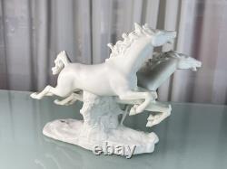 Collector's porcelain figurine of horses, 22 x 30 cm, first choice, top