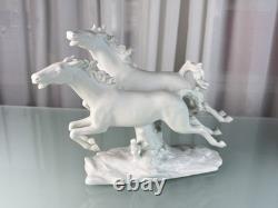 Collector's porcelain figurine of horses, 22 x 30 cm, first choice, top
