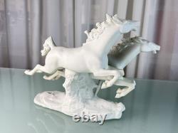 Collector's porcelain figurine of horses, 22 x 30 cm, first choice, top