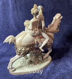 Valencian Couple On Horse Lladró Porcelain 01001472