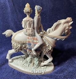 Valencian Couple On Horse Lladró Porcelain 01001472