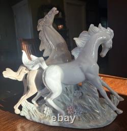 Vintage large porcelain horse statue/figurine (14 tall, 14 x 5.50) Excellent